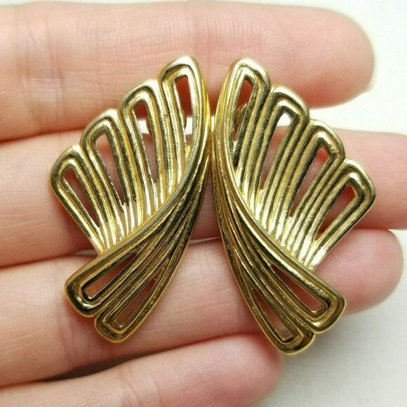 Vintage Trifari Gold Tone Stud Earrings, Funky Wing Wave Design, 80s 90s Style - Picture 1 of 6